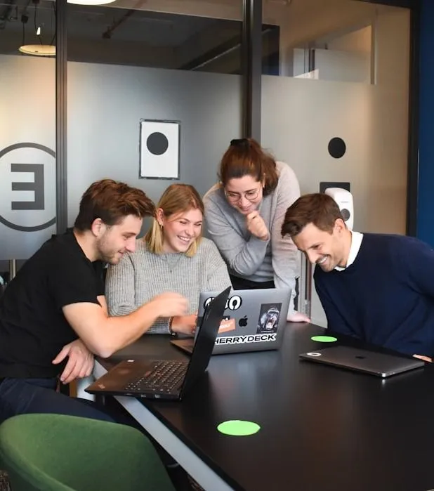 photo 1603201667141 5a2d4c673378